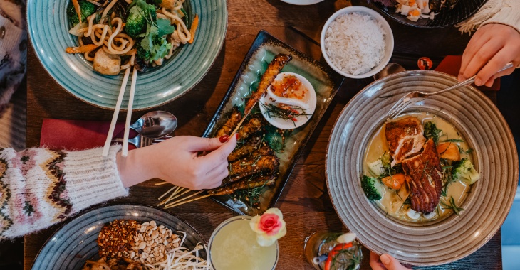 Wietnamska etykieta przy stole, czyli sztuka jedzenia z szacunkiem