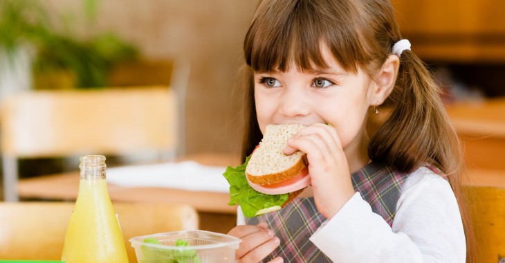 Badania KUPS: Tylko 17% dzieci spożywa warzywa na drugie śniadanie, 50% je owoce