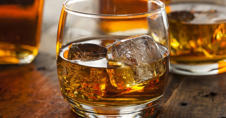 Polacy sięgają po droższą whisky