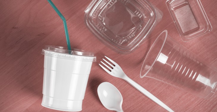 Parlament Europejski poparł wprowadzenie do 2021 r. zakazu sprzedaży plastikowych jednorazówek