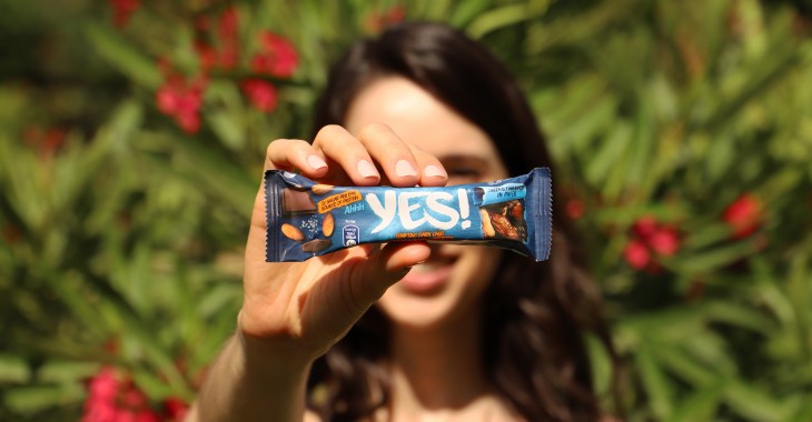 Nestlé startuje z marką YES! Nowe batony wyróżnia prosty skład, a także innowacyjne opakowanie z papieru nadającego się do recyklingu